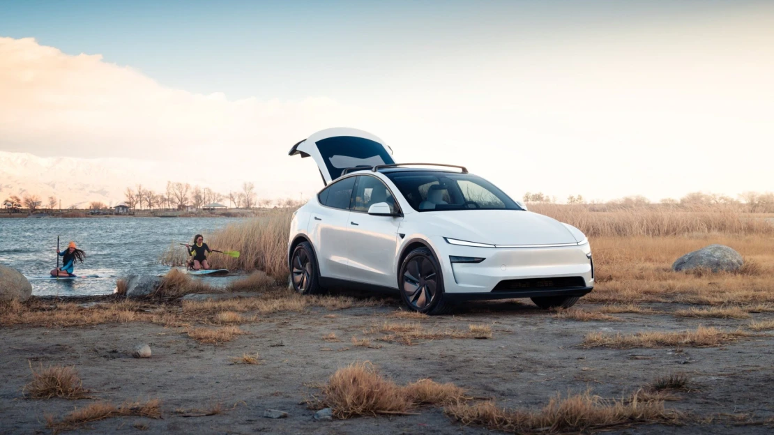 Automobilce Tesla ve druhém čtvrtletí klesly tržby o dvanáct procent. Slibuje výrobu levnějších aut