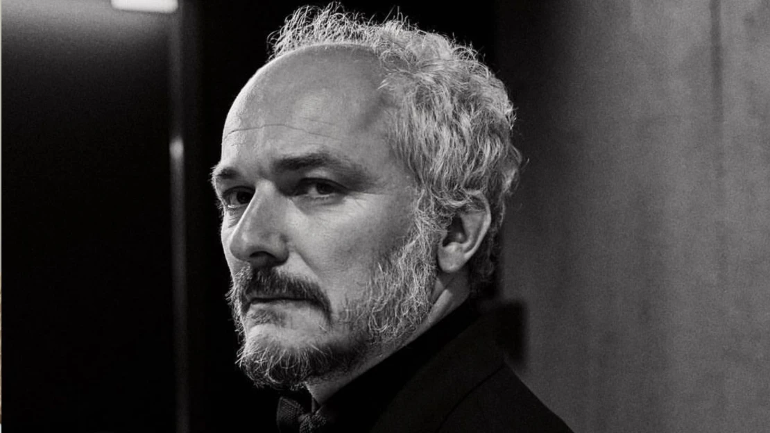 Černé sako, kino Aero a rybí salát. Poznejte Karla Ocha Out of Office