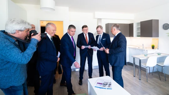 Opozice chce kvůli aféře s bitcoinem sesadit vládu. Pokud neuspějí, vyvolají hlasování o nedůvěře