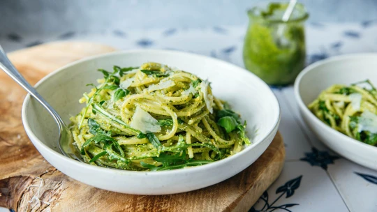 Zelené, ale rozhodně ne nudné. Rychlé pistáciové pesto se štiplavým řízem
