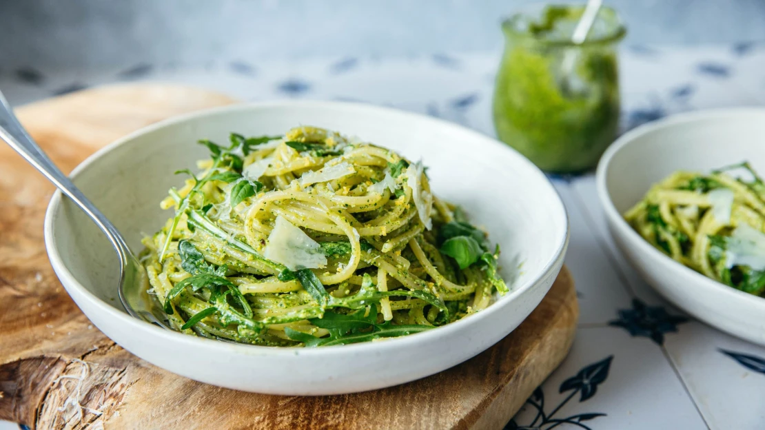 Zelené, ale rozhodně ne nudné. Rychlé pistáciové pesto se štiplavým řízem