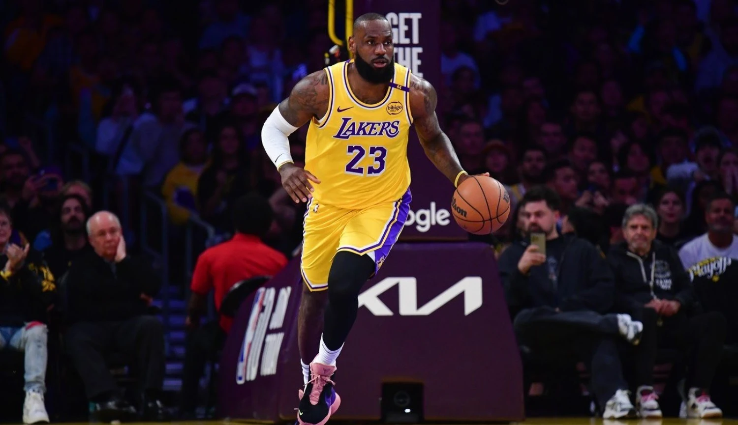 Basketbal nad akcie. Zlatý důl NBA řeší dilema – miliardy hned, nebo později?
