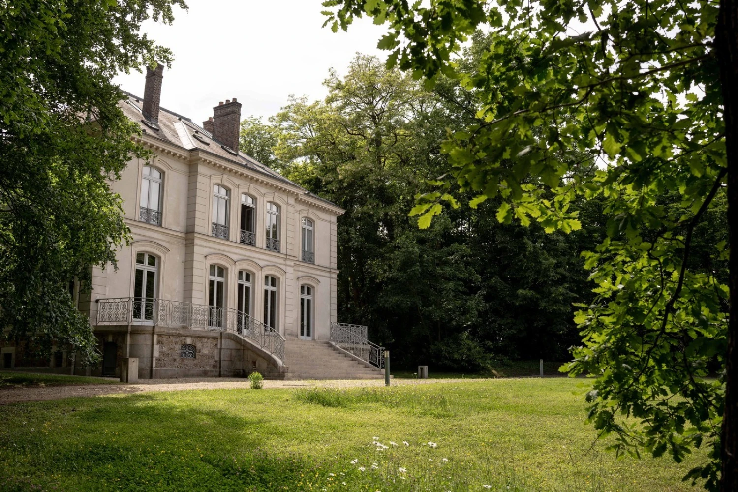 Lagerfeldova vila u&nbsp;Paříže míří do aukce. Ve vile za sto milionů korun spal jen jednou