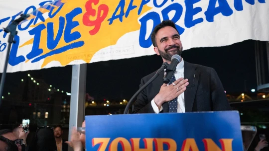 Zatčení Netanjahua i autobusy zdarma. Co chce možný budoucí starosta New Yorku?