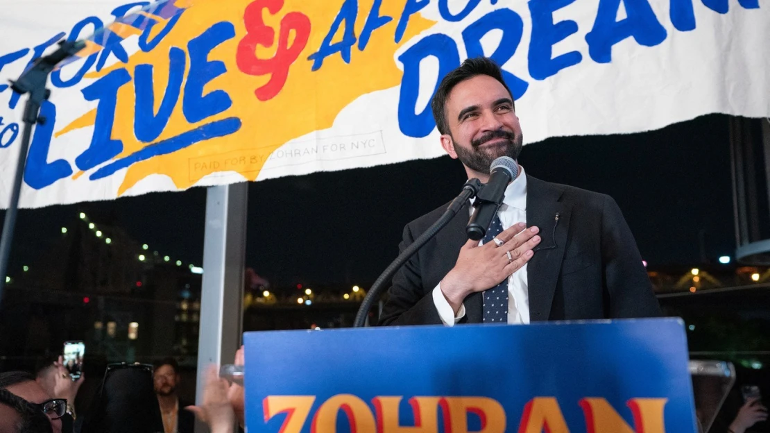Zatčení Netanjahua i autobusy zdarma. Co chce možný budoucí starosta New Yorku?