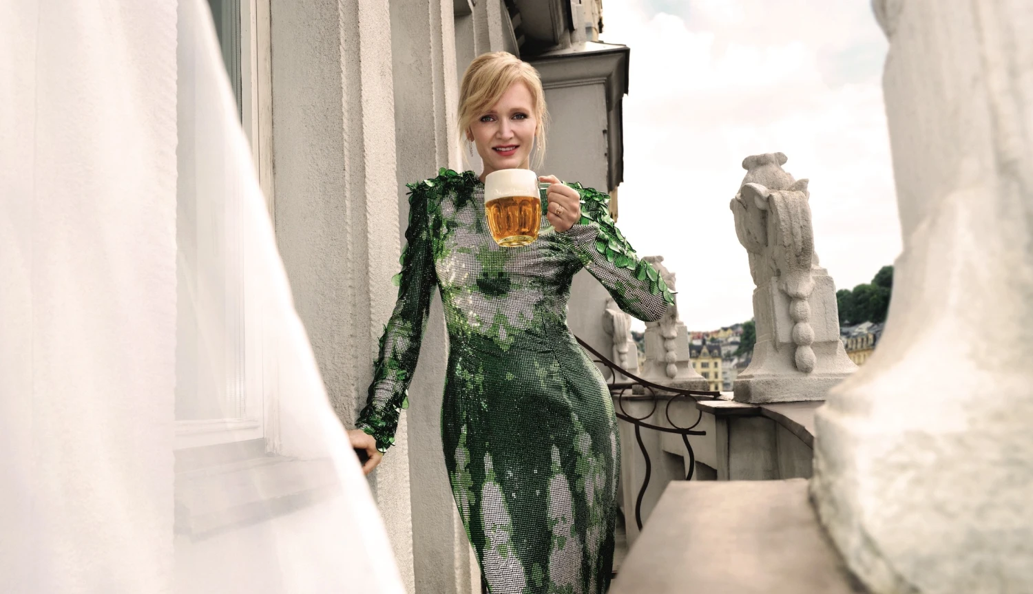 Ve Varech zazářily šaty z pivních lahví. Pro Pilsner Urquell je navrhl Jan Černý