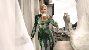 Ve Varech zazářily šaty z pivních lahví. Pro Pilsner Urquell je navrhl Jan Černý