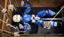 Češi vyvíjejí umělý mozek. Pomáhá jim při tom robotické dítě