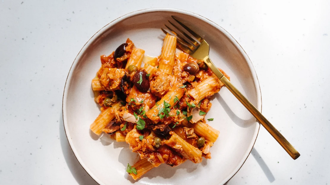 Rychlá večeře ze spíže. Těstoviny s tuňákem a rajčatovou omáčkou