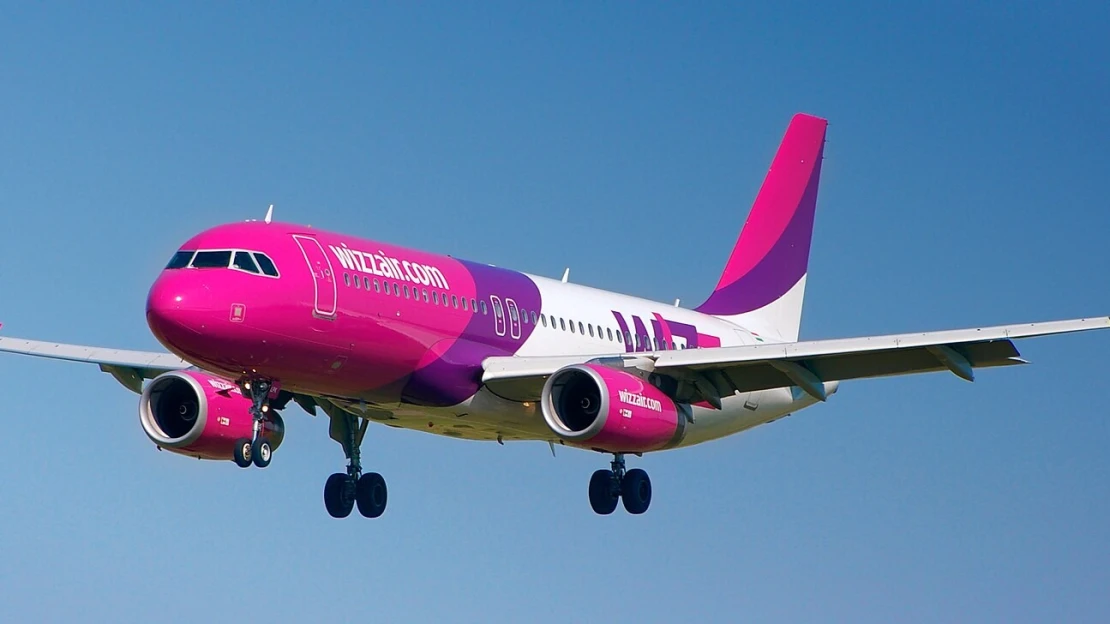 Aerolinkám Wizz Air klesl celoroční zisk o téměř polovinu. Důvodem byly potíže s motory