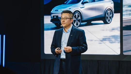 Chceme stát po boku Tesly a VW, říká šéf automobilky Xpeng, která přišla do Česka