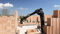 Český robot mění stavebnictví. Do pěti let nahradí zedníky, slibují jeho vývojáři