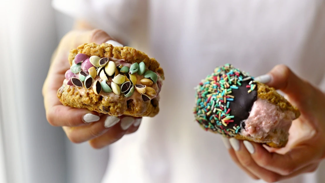 Sladká tečka za školním rokem. Připravte si s dětmi hravé zmrzlinové sendviče