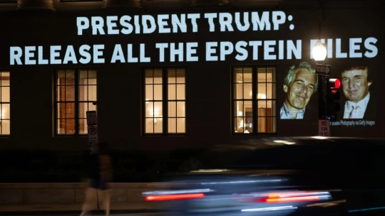 Trump popírá bližší vazby na Epsteina. Po americkém deníku WSJ žádá odškodné 10 miliard dolarů