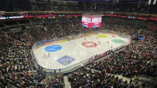 Pražská O2 arena se mění. Ruší platby v hotovosti a zavádí vratné kelímky