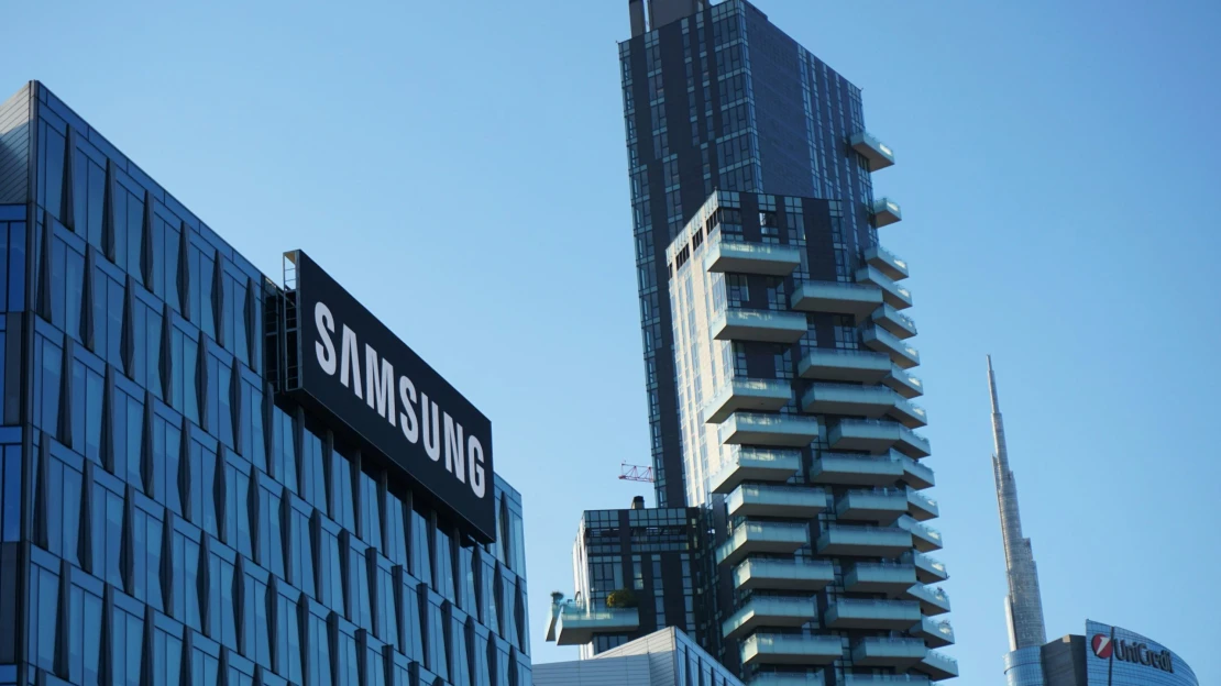 Samsung uzavřel s&nbsp;Teslou dohodu, bude vyrábět novou generaci čipů s&nbsp;AI