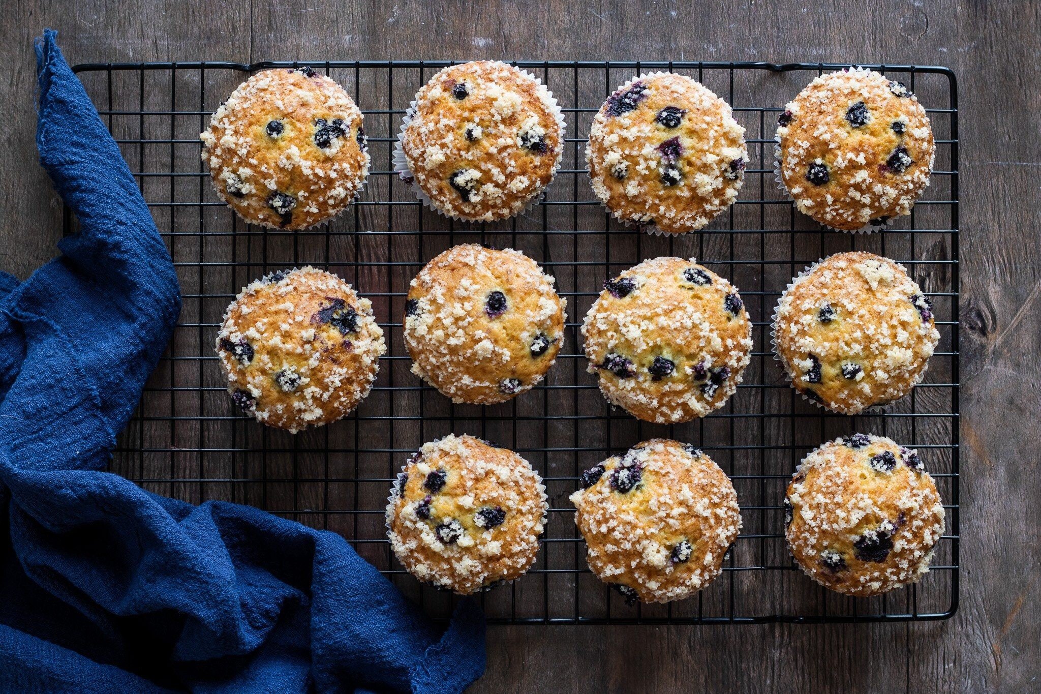 Rychlé muffiny s vůní lesa. Borůvky jim dodají šťavnatost a drobenka křupavost