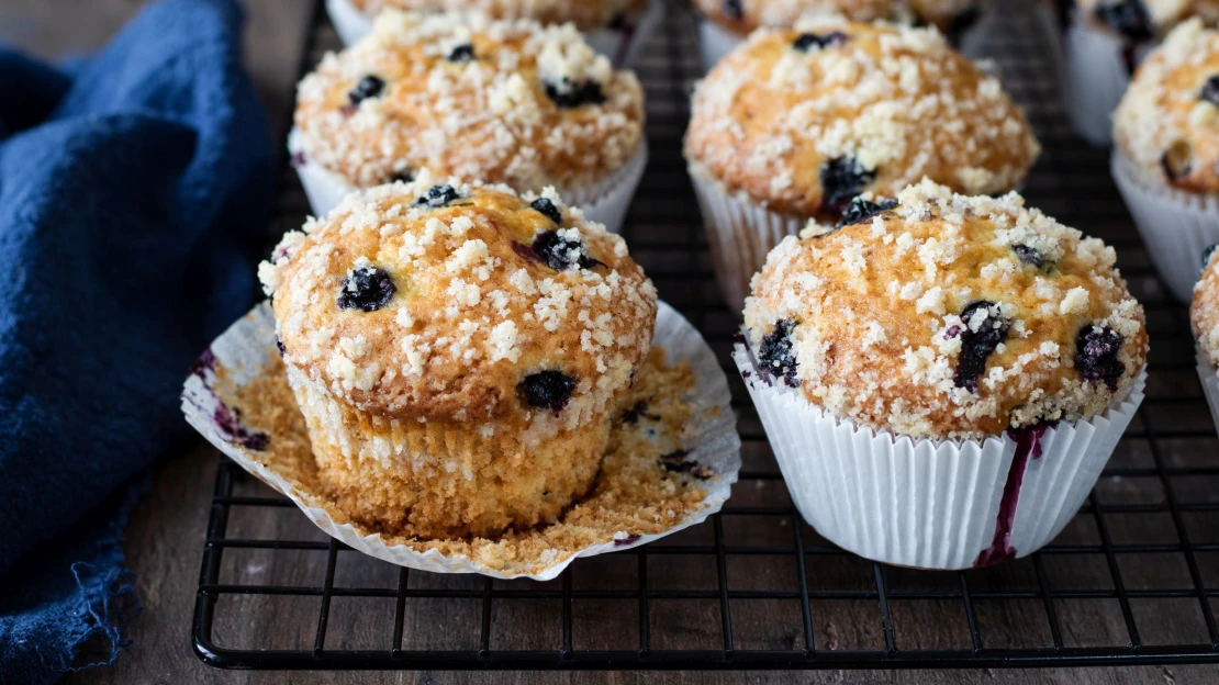 Rychlé muffiny s vůní lesa. Borůvky jim dodají šťavnatost a drobenka křupavost