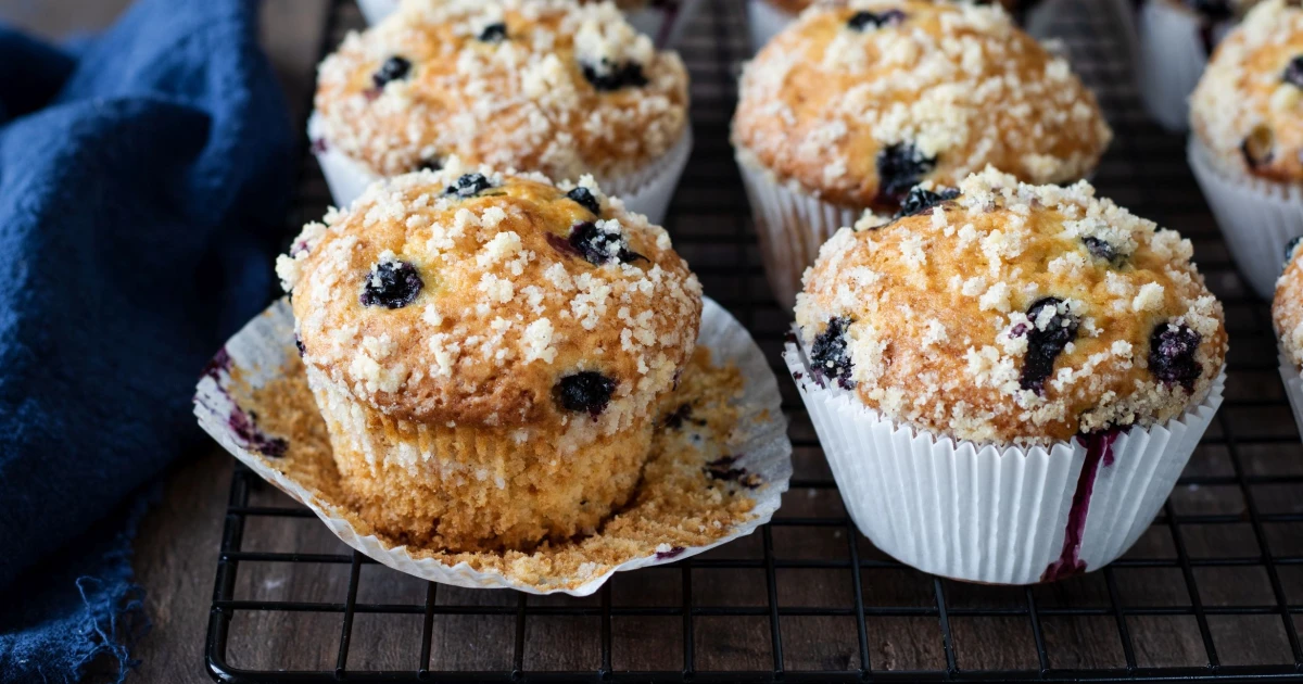 Rychlé muffiny s vůní lesa. Borůvky jim dodají šťavnatost a drobenka křupavost