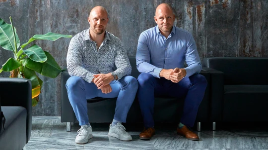 Nejtěžší bylo pochovat tátu, říkají bratři z Jablonce. Po&nbsp;otci zdědili pohřební službu