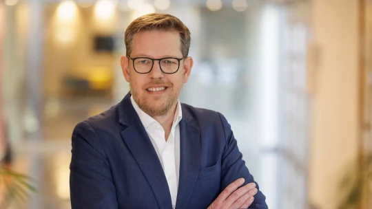 Horší výhled a&nbsp;dočasný CEO. Akcie Renaultu se propadly o&nbsp;sedmnáct procent