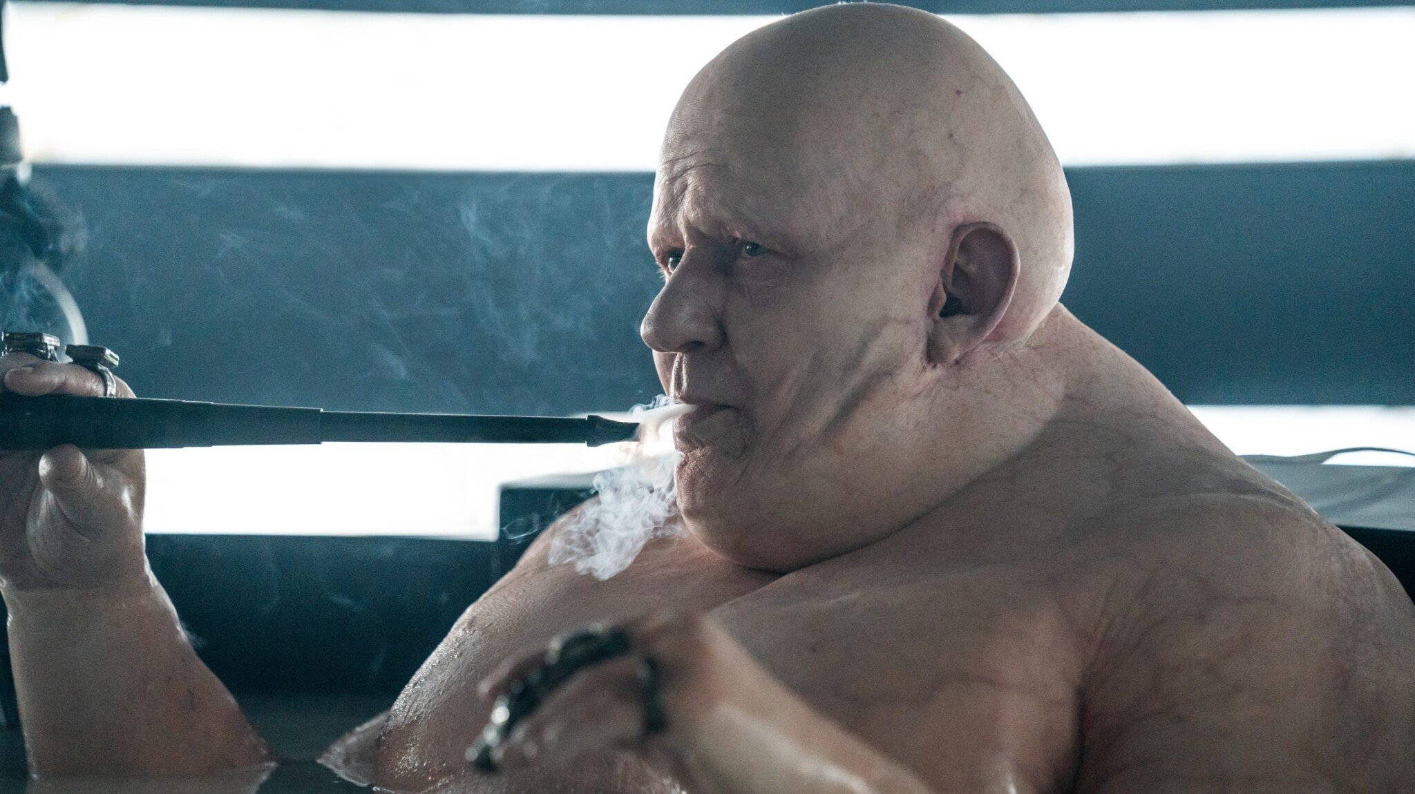 Stellan Skarsgård jako baron Harkonnen v Duně