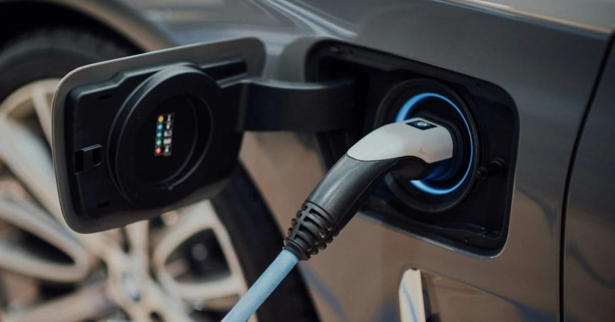 V Norsku už spalováky skoro vymizely. Co brzdí nástup elektromobility v Česku?