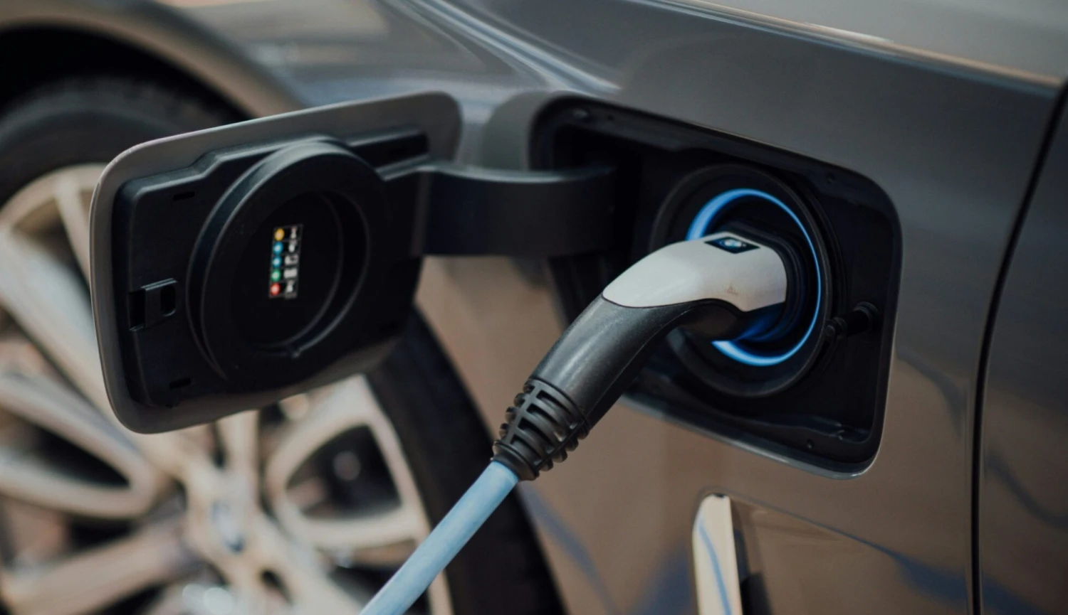 V Norsku už spalováky skoro vymizely. Co brzdí nástup elektromobility v Česku?