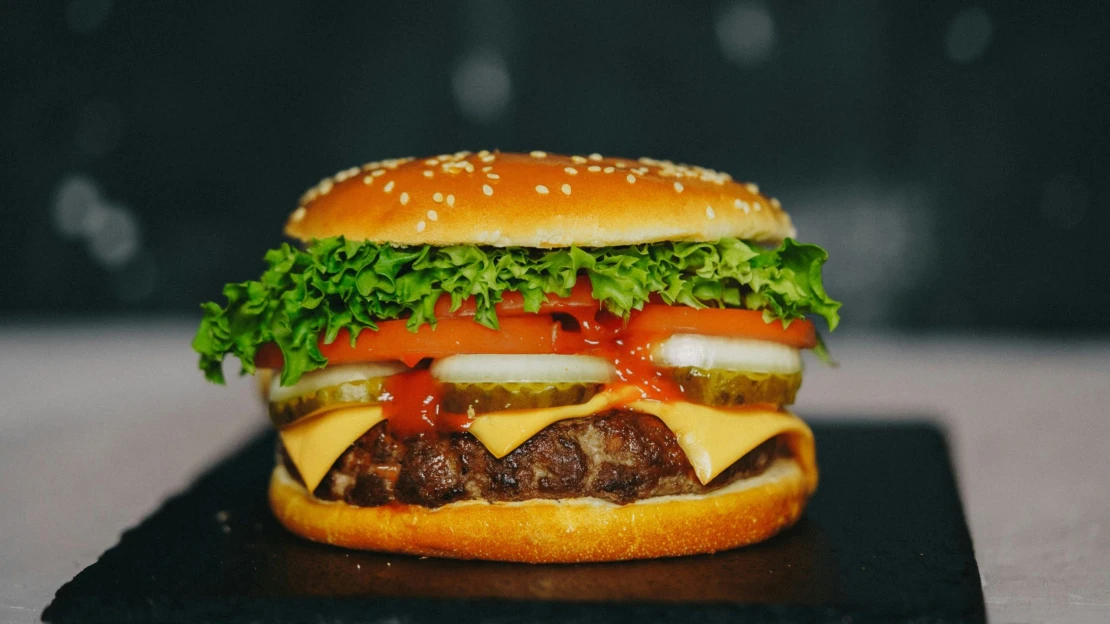 Dražší hamburger. Podle Big Mac indexu je česká koruna k dolaru podhodnocená o 14,6 procenta