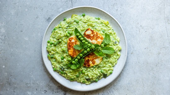 Svěží oběd bez těžkostí. Krémové hráškové rizoto s mátou a halloumi