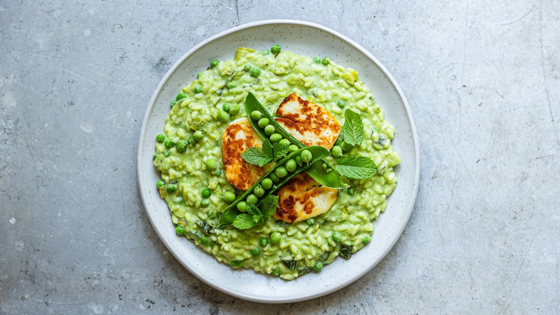 Svěží oběd bez těžkostí. Krémové hráškové rizoto s mátou a halloumi