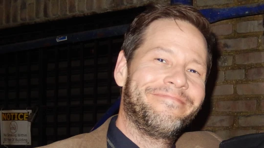 Amazon chystá film o&nbsp;společnosti OpenAI. Elona Muska by mohl ztvárnit Ike Barinholtz