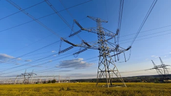 Proč tečou rekordní peníze do elektrických sítí a jak na tom investičně vydělat?