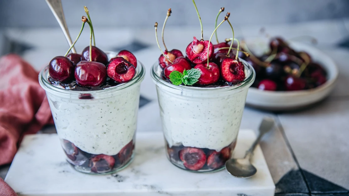 Osvěžení v každé lžičce. Nadýchaná jogurtová pěna s mátou a třešněmi