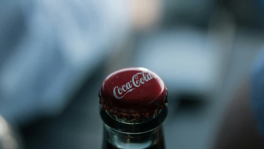 Krok k redukci dětské obezity? Coca-Cola mění sladidlo, místo sirupu bude používat třtinový cukr, řekl Trump