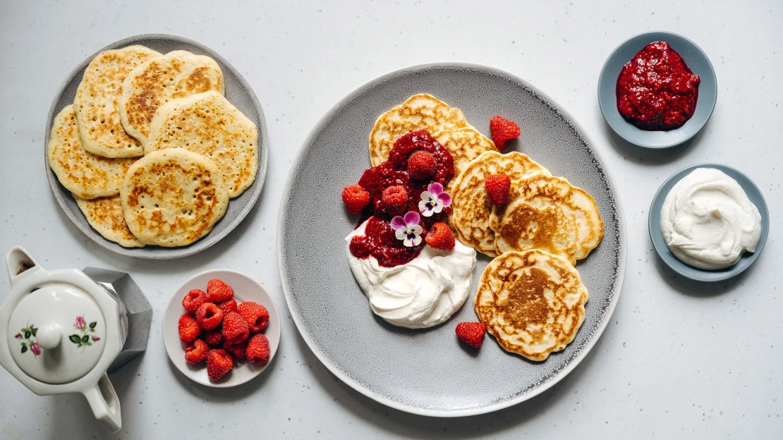 Dokonalá letní snídaně. Přes noc kynuté lívance uvaříte i v kempu
