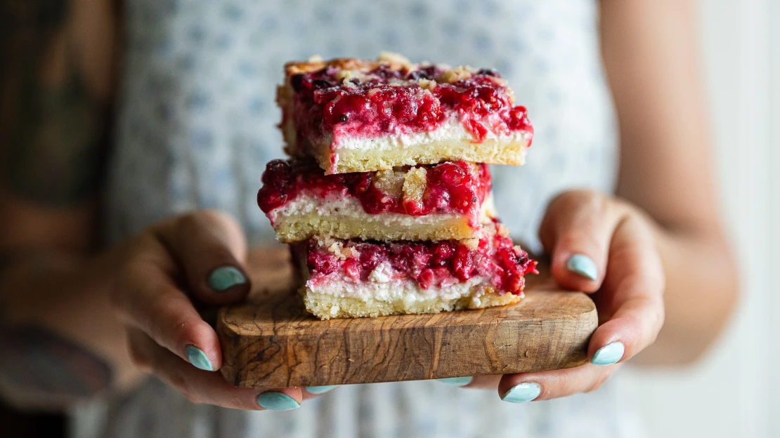 Chutná jako léto. Litý koláč plný tvarohu, ovoce a drobenky