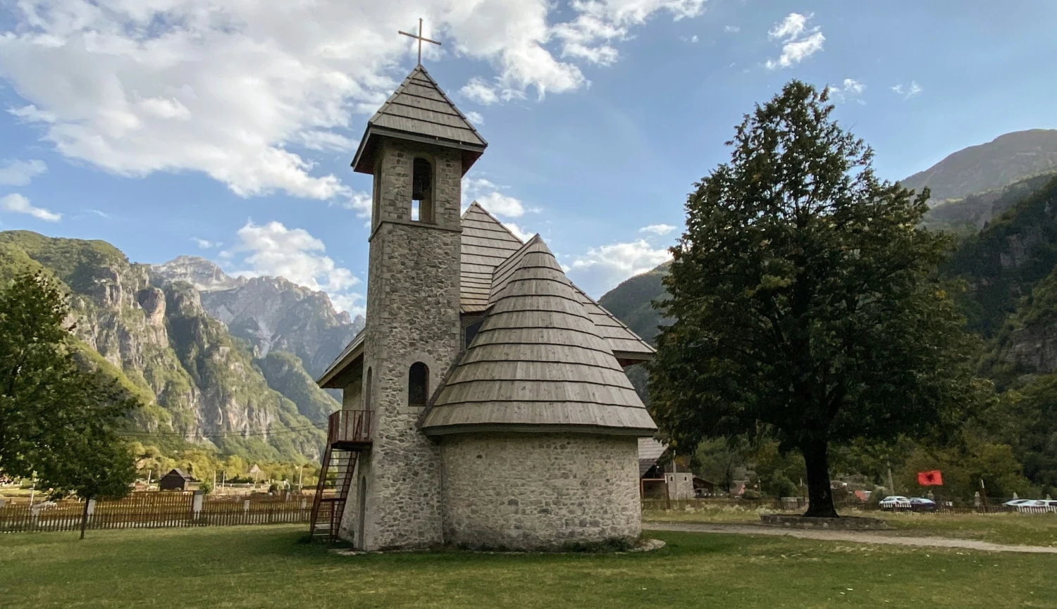 Prach a suť kolem fotoikony Albánie. Bagry čistí panoráma od černých staveb