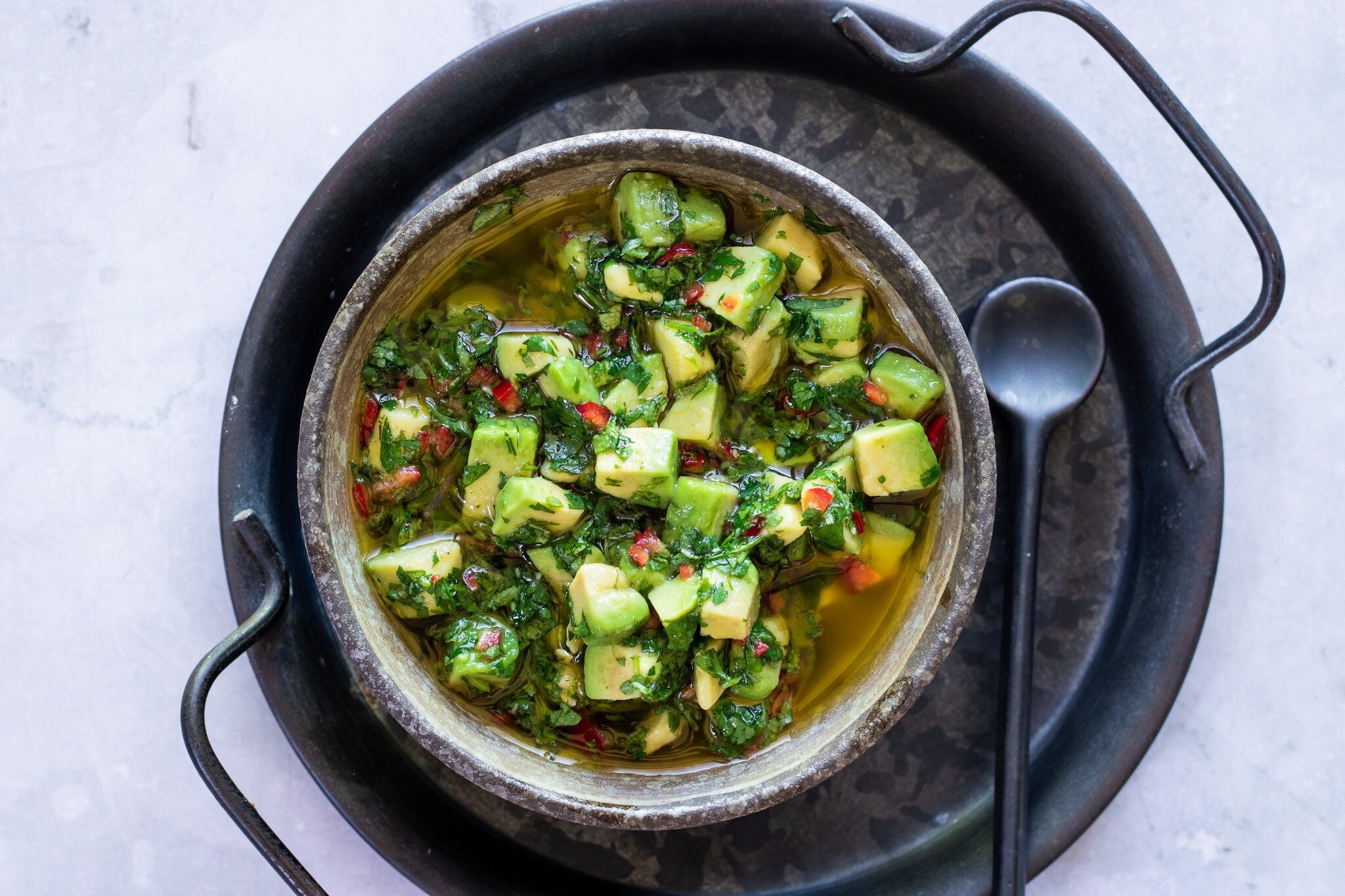 Losos s avokádovým chimichurri. Má vše, co očekáváte od letního jídla