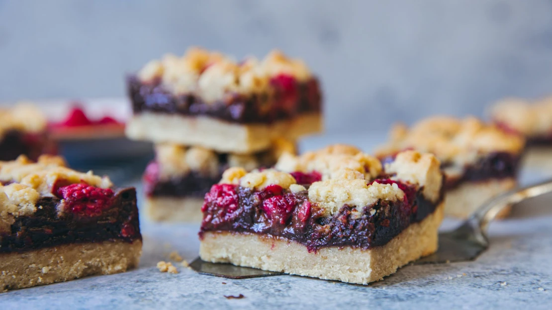 Jak proměnit běžný víkend ve slavnost: čokoládové řezy s malinami a drobenkou