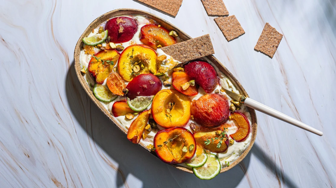 Svěžímu mascarpone dominuje kaviár. Pečené ovoce jej příjemně doplňuje