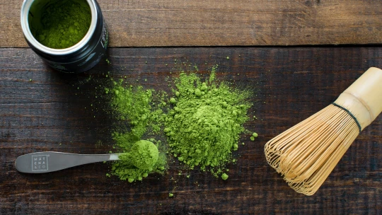 Zelený fenomén, který dobyl svět a&nbsp;vystřelil cenu. Klame matcha zákazníky?