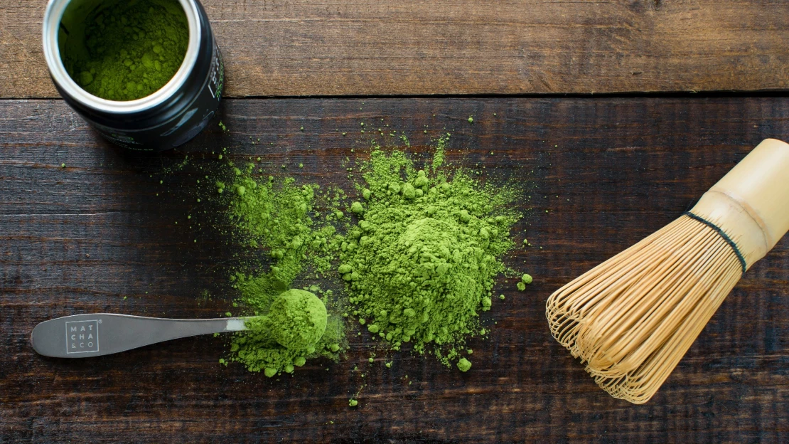 Zelený fenomén, který dobyl svět a&nbsp;vystřelil cenu. Klame matcha zákazníky?