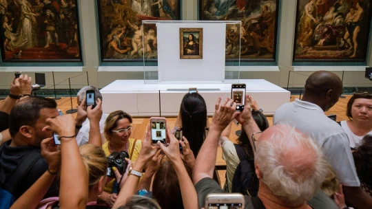 Stěhování Mony Lisy i pravidla pro selfies v galerii. Co nového ve světě umění?