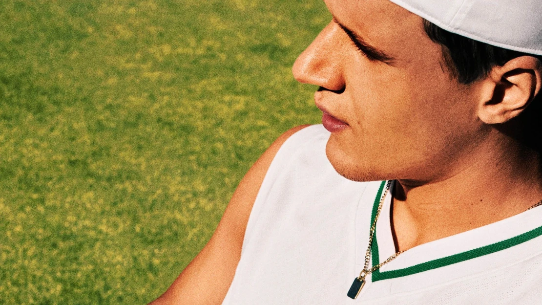 Když není Wimbledon jen bílý. Muchová a Menšík upoutali v retro kolekci