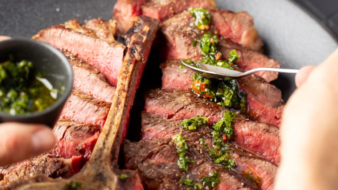 Da Pietro není jen pizza. Grill nabízí stařené steaky, burgery a naturální vína