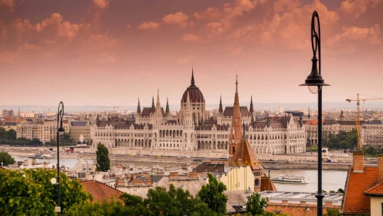 Guide to Budapešť. Zábavnější příbuzný Vídně láká na secesi, langoše i lázně