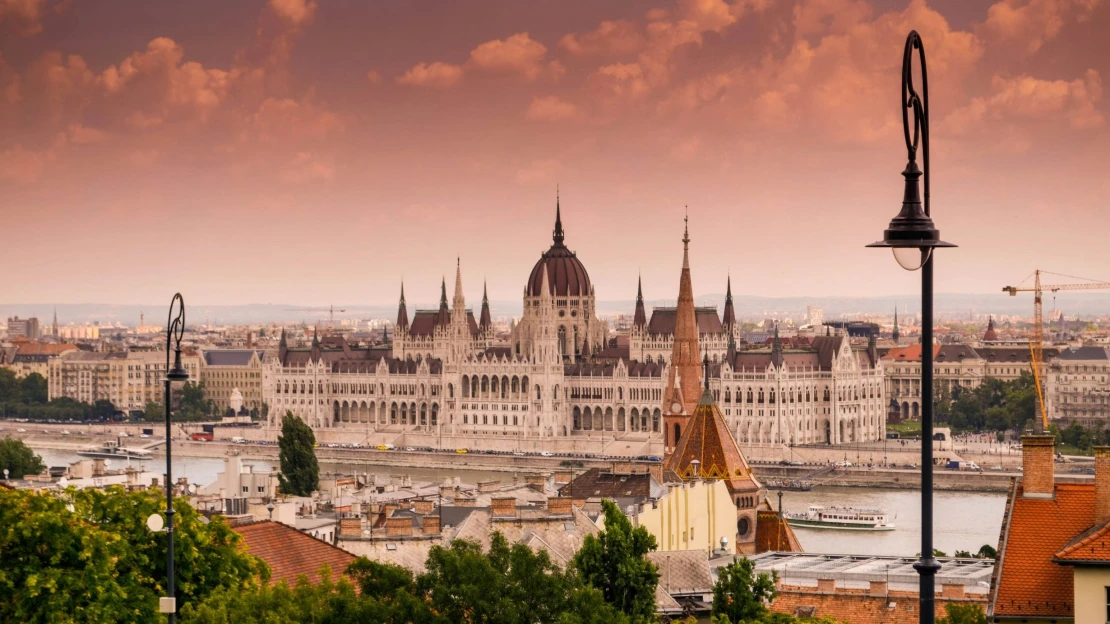 Guide to Budapešť. Zábavnější příbuzný Vídně láká na secesi, langoše i lázně