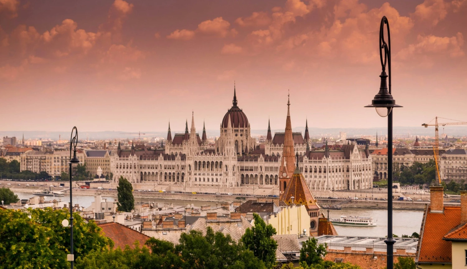 Guide to Budapešť. Zábavnější příbuzný Vídně láká na secesi, langoše i lázně