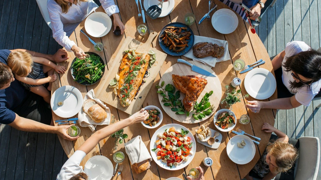 Moderní hostitelství? Novým luxusem je všímavost, shodují se mistři etikety